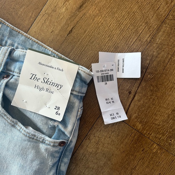 Abercrombie & Fitch High Rise Skinny Jeans 28/6R NWT Light Wash Distressed - Picture 7 of 10